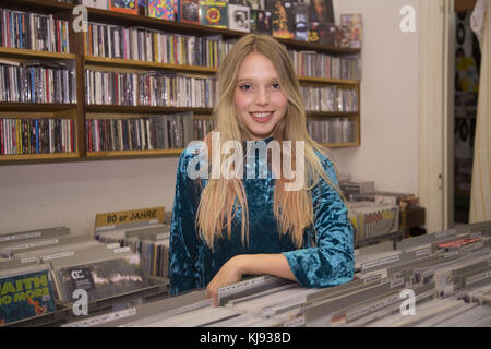 Larissa Strahl präsentiert ihr neues Album Ego im Rekord Shop in Hamburg mit: LINA Larissa Strahl Where: Hamburg When: 20 Oct 2017 Credit: Schultz-Coulon/WENN.com Stockfoto