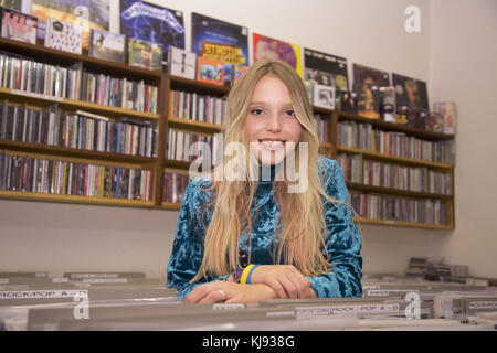 Larissa Strahl präsentiert ihr neues Album Ego im Rekord Shop in Hamburg mit: LINA Larissa Strahl Where: Hamburg When: 20 Oct 2017 Credit: Schultz-Coulon/WENN.com Stockfoto