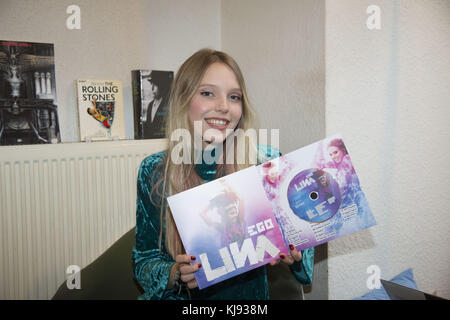 Larissa Strahl präsentiert ihr neues Album Ego im Rekord Shop in Hamburg mit: LINA Larissa Strahl Where: Hamburg When: 20 Oct 2017 Credit: Schultz-Coulon/WENN.com Stockfoto