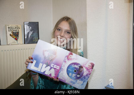 Larissa Strahl präsentiert ihr neues Album Ego im Rekord Shop in Hamburg mit: LINA Larissa Strahl Where: Hamburg When: 20 Oct 2017 Credit: Schultz-Coulon/WENN.com Stockfoto