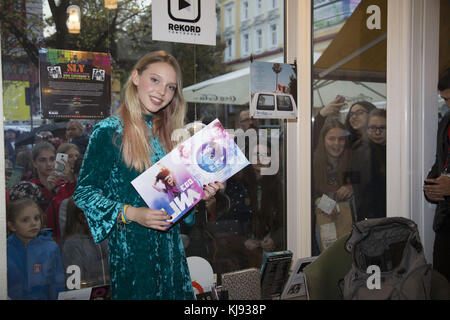 Larissa Strahl präsentiert ihr neues Album Ego im Rekord Shop in Hamburg mit: LINA Larissa Strahl Where: Hamburg When: 20 Oct 2017 Credit: Schultz-Coulon/WENN.com Stockfoto