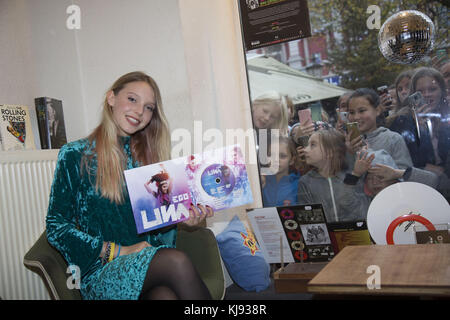 Larissa Strahl präsentiert ihr neues Album Ego im Rekord Shop in Hamburg mit: LINA Larissa Strahl Where: Hamburg When: 20 Oct 2017 Credit: Schultz-Coulon/WENN.com Stockfoto