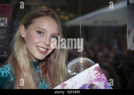 Larissa Strahl präsentiert ihr neues Album Ego im Rekord Shop in Hamburg mit: LINA Larissa Strahl Where: Hamburg When: 20 Oct 2017 Credit: Schultz-Coulon/WENN.com Stockfoto