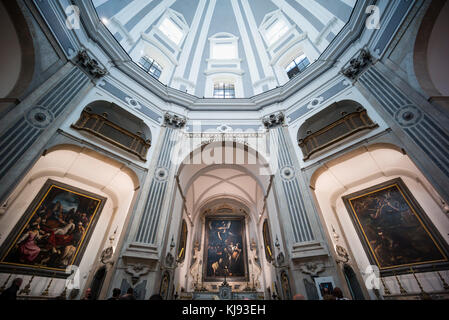 Neapel. Italien. Innenansicht der Kirche von Pio Monte della Misericordia, und Caravaggio die Sieben Werke der Barmherzigkeit über dem Altar. Stockfoto