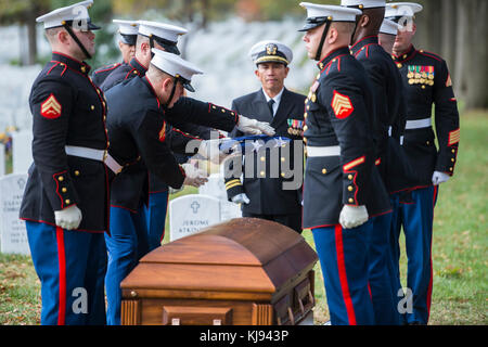 Marines aus dem Marine Kaserne, Washington, D.C. (8 und I) und die United States Marine Band", "der Präsident", in der vollen Ehren Begräbnis des US Marine Corps Cpl teilnehmen. Anthony Guerriero in Abschnitt 60 von Arlington National Cemetery, Arlington, Va., Nov. 14, 2017. Die Firma B, 1.BATAILLON, 2 Marine, 2 Marine Division in 1943 zugewiesen, Guerriero starb, als seine Abteilung versucht, die kleine Insel Betio im Tarawa Atolls aus der Japanischen zu sichern. Obwohl die Schlacht mehrere Tage dauerte, Guerriero starb am zweiten Tag der Schlacht, Nov. 21, 1943. Zunächst, nach der Stockfoto