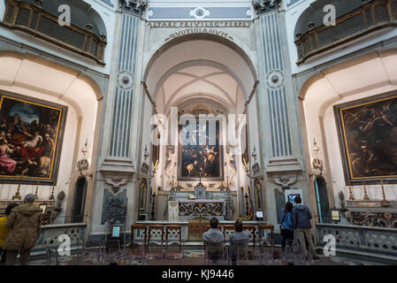 Neapel. Italien. Innenansicht der Kirche von Pio Monte della Misericordia, und Caravaggio die Sieben Werke der Barmherzigkeit über dem Altar. Stockfoto