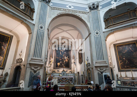 Neapel. Italien. Innenansicht der Kirche von Pio Monte della Misericordia, und Caravaggio die Sieben Werke der Barmherzigkeit über dem Altar. Stockfoto