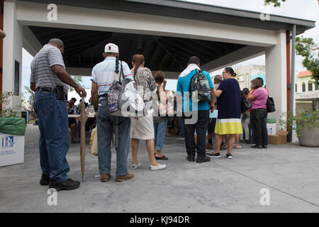 SAN JUAN, Puerto Rico - eine Masse für Hilfe in Bayamon, Puerto Rico Nov. 14, 2017. Während einer jährlichen Impfung Klinik, Federal Emergency Management Agency Spezialisten waren an Hand Nahrung, Wasser und Hilfe bei Katastrophen survivor Hilfe Ansprüche zu stellen. (US Army Foto von SPC. Samuel D. Keenan) Stockfoto