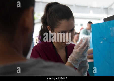 SAN JUAN, Puerto Rico - Rubi DelMar, ein Pflegeheim Student an der Universidad Metropolitana, bereitet einen Impfstoff zu einem Patienten mit einer jährlichen Klinik in Bayamon, Puerto Rico Nov. 14, 2017 zu verwalten. Lokalen medizinischen Studenten und Fachleute sich freiwillig an der Veranstaltung, bei der Federal Emergency Management Spezialisten übergeben Nahrung und Wasser sowie Bewohner mit Disaster survivor Hilfe Ansprüche. (US Army Foto von SPC. Samuel D. Keenan) Stockfoto
