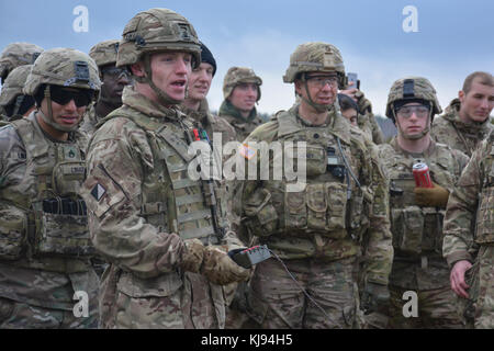 Ein balaklawa Truppe, leichte Dragoner Soldat der britischen Armee in die Schlacht Gruppe Polen zugewiesen bietet eine Abrisse Demonstration für Oberstleutnant Scott Cheney, die BGP-Commander, und eine Gruppe von der 3. Staffel, 2d-Cavalry Regiment Soldaten, November 15, 2017. Stockfoto