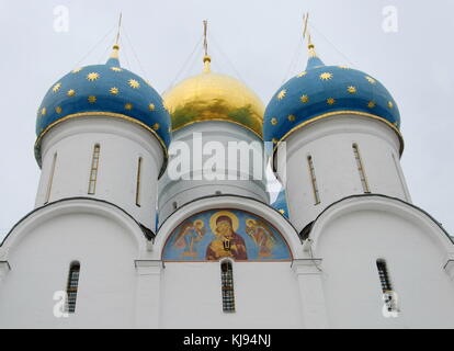 Kuppeln der Mariä-Entschlafens-Kathedrale in der Dreifaltigkeit Lavra von Saiunt Sergius in Sergiev Posad, Russland Stockfoto