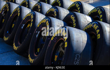 Homestead, Fla, USA. 17. Nov, 2017. Sätze von aufgereiht Gutes Jahr Racing Reifen während des 23. jährlichen Ford EcoBoost ''300''-NASCAR XFINITY Serie Practice - an der Homestead-Miami Speedway in Homestead, Fla. Mario Houben/CSM/Alamy leben Nachrichten Stockfoto