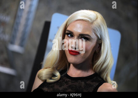 New York, USA. November 2017. Sänger Gwen Stefani beleuchtet das Empire State Building, um die Holiday Light Show im Empire State Building am 20. November 2017 in New York zu bewerben. Leute: Gwen Stefani Credit: Hoo-me / SMG / Alamy Live News Stockfoto