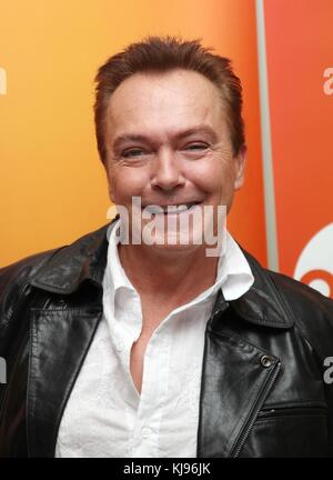 Datei. November 2017. Teen Idol David Cassidy, ehemaliger Star des TV-Hits „The Partridge Family“ der 1970er Jahre, starb am Dienstag Abend an Leberversagen. Er war 67. BILD: 30. Mai 2009: Burbank, Kalifornien, USA: Schauspieler DAVID CASSIDY kommt zum DATG Summer Press Junket 2009 in den ABC Studios. (Foto: © Lisa O'Connor/ZUMA Press) Stockfoto