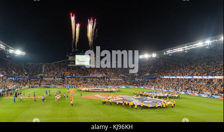 Houston, TX, USA. 21 Nov, 2017. Fans stehen für die Nationalhymne vor einem Major League Soccer Spiel zwischen den Seattle Sounders und der Houston Dynamo bei BBVA Compass Stadion in Houston, TX. Chris Brown/CSM/Alamy leben Nachrichten Stockfoto