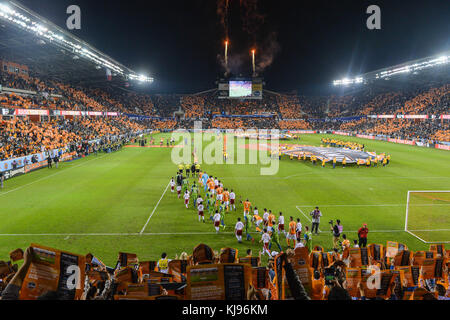 Houston, TX, USA. 21 Nov, 2017. Dynamo und Klopfer, das Feld vor einem Major League Soccer Spiel zwischen den Seattle Sounders und der Houston Dynamo bei BBVA Compass Stadion in Houston, TX. Chris Brown/CSM/Alamy leben Nachrichten Stockfoto