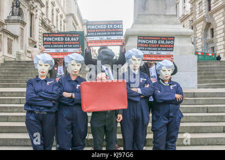 London, Großbritannien. 22 Nov, 2017. gmb Union Mitglieder gekleidet, wie 'theresa Mai 'maybot Meme protestieren gegen Sparmaßnahmen und Kürzungen im öffentlichen Sektor als Bundeskanzler Philip Hammond bereitet sein Budget an das Parlament Kredit zu liefern: Amer ghazzal/alamy leben Nachrichten Stockfoto