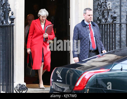 Downing Street, London, UK 22. Nov 2017 - der britische Premierminister Theresa May fährt von Downing Street Nr.10 zur Teilnahme an der Premierminister die Fragestunde, gefolgt von den Haushalt. Credit: dinendra Haria/alamy leben Nachrichten Stockfoto