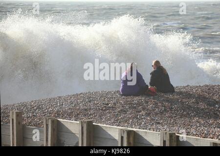 Hastings, East Sussex, UK. 22. November 2017. Da das Wetter schlechter wird, mit sehr starkem Wind und rauer See dieses Paar der turbulenten Wetter zu genießen. Foto: Paul Lawrenson/Alamy leben Nachrichten Stockfoto