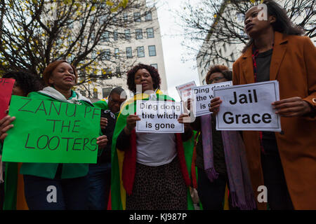 London, Großbritannien. 22. November 2017. Nach Simbabwes Präsident Robert Mugabe Resignation zu beenden, 37 Jahre Herrschaft jubelnden Staatsangehörigen außerhalb der Simbabwe Botschaft in London feiern. Credit: Steve parkins/alamy leben Nachrichten Stockfoto