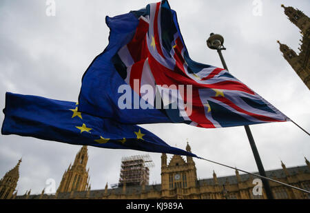 Westminster. London.uk 22 Nov 2017 - Union Jack und EU-Flaggen außerhalb des Parlaments. Credit: dinendra Haria/alamy leben Nachrichten Stockfoto