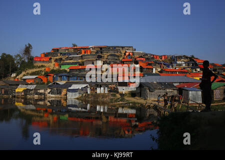 November 20, 2017 - Cox's Bazaar, Bangladesch - ein rohingya Junge schaut auf Kamera als er steht an balukhali Flüchtlingslager, in ukhiya coxsbazar. Credit: md. mehedi Hasan/zuma Draht/alamy leben Nachrichten Stockfoto