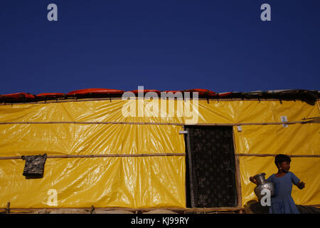 20. November 2017 - Cox's Bazaar, Bangladesch - Ein Rohingya-Mädchen trägt Wasser zu ihrem temporären Zelt im Balukhali Refugee Camp in Ukhiya in Coxsbazar. Kredit: Md Mehedi Hasan/ZUMA Wire/Alamy Live News Stockfoto