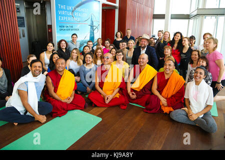 Der Shard. London, UK. 22 Nov, 2017. Menschen yogasphere kurz nach Sonnenaufgang, als der Dalai Lama weltberühmten Gyuto Mönche in Tibet startet Ihre uk' open mind, liebendes Herz Tour" am Shard, uk höchste Gebäude. Credit: dinendra Haria/alamy leben Nachrichten Stockfoto