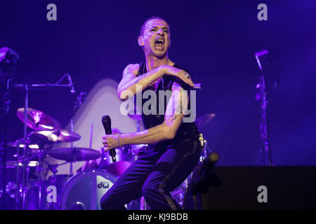 London, Großbritannien. 22. Nov 2017. Dave Gahan von Depeche Mode führt in der O2 Arena in London, England. Credit: Jason Richardson/Alamy leben Nachrichten Stockfoto