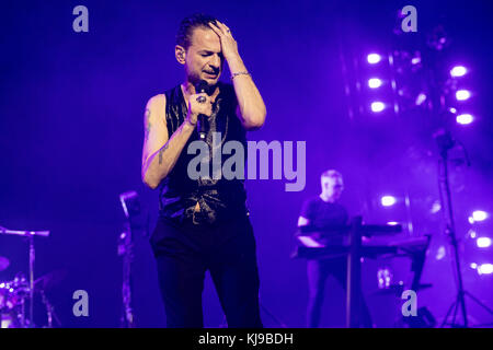 London, Großbritannien. 22. Nov 2017. Dave Gahan von Depeche Mode führt in der O2 Arena in London, England. Credit: Jason Richardson/Alamy leben Nachrichten Stockfoto