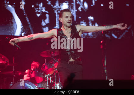 London, Großbritannien. 22. Nov 2017. Dave Gahan von Depeche Mode führt in der O2 Arena in London, England. Credit: Jason Richardson/Alamy leben Nachrichten Stockfoto