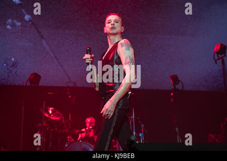London, Großbritannien. 22. Nov 2017. Dave Gahan von Depeche Mode führt in der O2 Arena in London, England. Credit: Jason Richardson/Alamy leben Nachrichten Stockfoto