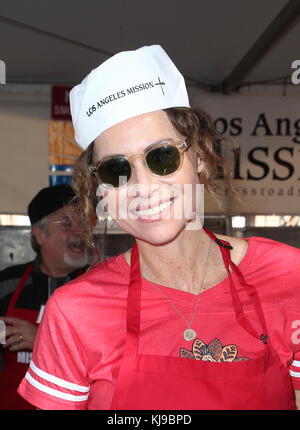 Los Angeles, Ca, USA. Nov. 2017. Minnie Driver, am 22. November 2017 in Los Angeles Mission Thanksgiving Meal For Obdachlose in Der Los Angeles Mission in Los Angeles, Kalifornien. Kredit: MediaPunch Inc/Alamy Live News Stockfoto