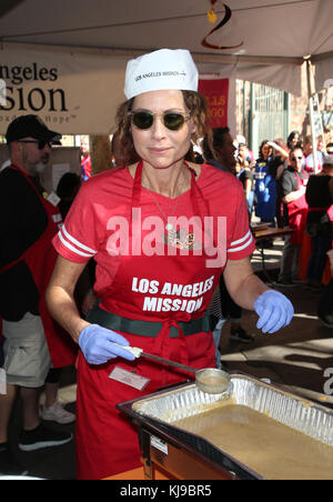 Los Angeles, Ca, USA. Nov. 2017. Minnie Driver, am 22. November 2017 in Los Angeles Mission Thanksgiving Meal For Obdachlose in Der Los Angeles Mission in Los Angeles, Kalifornien. Kredit: MediaPunch Inc/Alamy Live News Stockfoto