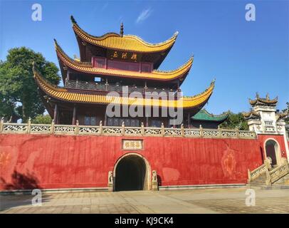 Yueyang, Yueyang, China. November 2017. Der Yueyang Tower ist ein alter chinesischer Turm in Yueyang, der Provinz Hunan im Zentrum Chinas, am Ufer des Dongting-Sees. Neben dem Pavillon von Prinz Teng und dem Gelben Kranturm ist er einer der drei Großen Türme von Jiangnan. Quelle: SIPA Asia/ZUMA Wire/Alamy Live News Stockfoto