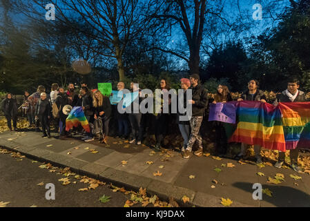 November 2017 – London, Großbritannien. November 2017. Demonstranten trafen sich in der türkischen Botschaft, um eine Solidaritätserklärung mit den türkischen LGBTI-Menschen zu lesen, nachdem die Türkei letzten Sonntag alle LGBTI-Kulturveranstaltungen in ihrer Hauptstadt Ankara auf unbestimmte Zeit verboten hatte. Sie kritisieren das Verbot, das sie als illegal, homophob und transphob bezeichnen und das ihrer Meinung nach die Existenz von LGBTI unter Strafe stellen und die öffentliche Sicherheit gefährden könnte. Homosexualität ist in der Türkei seit der Gründung der modernen Türkischen Republik im Jahr 1923 und in der letzten Hälfte des Jahrhunderts davor unter dem Osmanischen Reich und der legal Stockfoto