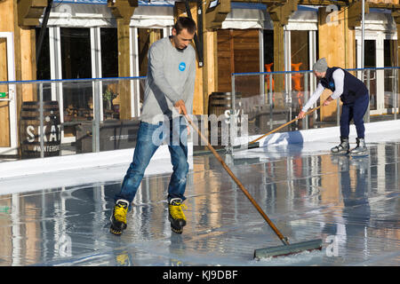 Bournemouth, Dorset, Großbritannien. 23 Nov, 2017. UK Wetter: Sonne scheint, wie die Arbeiter das Wasser klar aus der freien Schlittschuhlaufen eisbahn in der unteren Gärten, Bournemouth. Credit: Carolyn Jenkins/Alamy leben Nachrichten Stockfoto