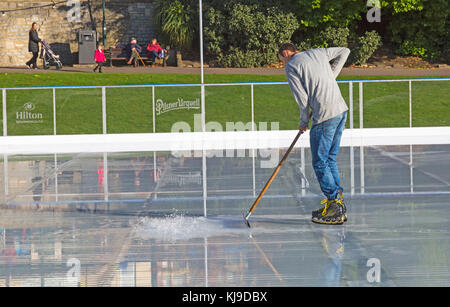 Bournemouth, Dorset, Großbritannien. 23 Nov, 2017. UK Wetter: Sonne scheint, wie die Arbeiter das Wasser klar aus der freien Schlittschuhlaufen eisbahn in der unteren Gärten, Bournemouth. Credit: Carolyn Jenkins/Alamy leben Nachrichten Stockfoto