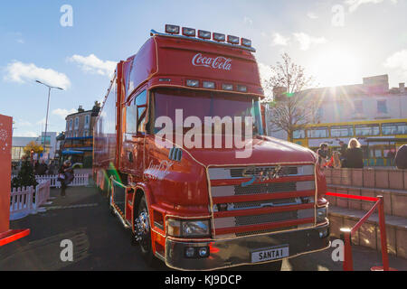 Bournemouth, Dorset, Großbritannien. November 2017. Der Weihnachts Coca Cola LKW kommt im Dreieck in Bournemouth, als Teil seiner Feiertage kommen Weihnachtskampagne festliche Tour besucht Orte im ganzen Land. Quelle: Carolyn Jenkins/Alamy Live News Stockfoto