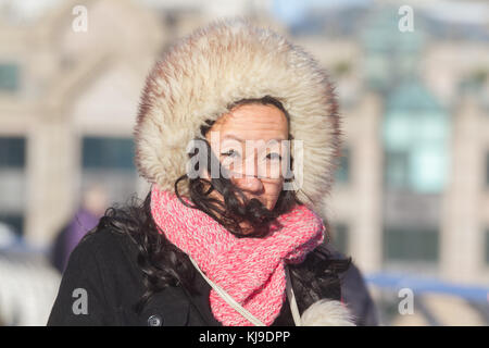 London, Großbritannien. 23 Nov, 2017. Menschen kämpfen mit den blustery kaltem Wetter zu Fuß auf Millenium Bridge London mit den Winden, die wahrscheinlich bei bis zu 60 mph in einigen Orten Gutschrift zu Gust: Amer ghazzal/alamy leben Nachrichten Stockfoto