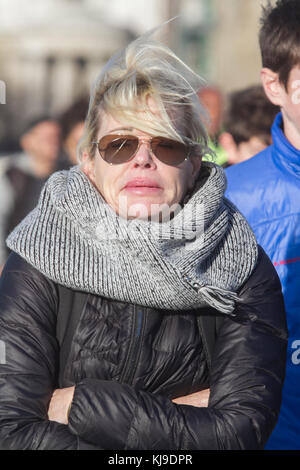 London, Großbritannien. 23 Nov, 2017. Menschen kämpfen mit den blustery kaltem Wetter zu Fuß auf Millenium Bridge London mit den Winden, die wahrscheinlich bei bis zu 60 mph in einigen Orten Gutschrift zu Gust: Amer ghazzal/alamy leben Nachrichten Stockfoto