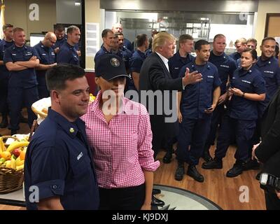 Küstenwache Station, Riviera Beach, Florida, USA. November 2017. US First Lady Melania Trump posiert für ein Foto mit einem Küstenwächter, während Präsident Donald Trump während eines Thanksgiving Day-Besuchs der US Coast Guard Station am 23. November 2017 in Riviera Beach, Florida, mit anderen chatten. Quelle: Planetpix/Alamy Live News Stockfoto