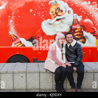 Bournemouth, Dorset, Großbritannien. November 2017. Der Weihnachts Coca Cola LKW kommt im Dreieck in Bournemouth, als Teil seiner Feiertage kommen Weihnachtskampagne festliche Tour besucht Orte im ganzen Land. Die Menschen genießen es, ihre Fotos mit dem LKW gemacht. Quelle: Carolyn Jenkins/Alamy Live News Stockfoto