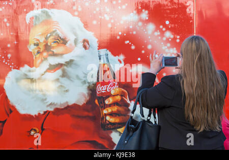 Bournemouth, Dorset, Großbritannien. November 2017. Der Weihnachts Coca Cola LKW kommt im Dreieck in Bournemouth, als Teil seiner Feiertage kommen Weihnachtskampagne festliche Tour besucht Orte im ganzen Land. Frau, die ein Foto des LKW-Kredit: Carolyn Jenkins/Alamy Live News Stockfoto