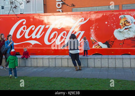 Bournemouth, Dorset, Großbritannien. November 2017. Der Weihnachts Coca Cola LKW kommt im Dreieck in Bournemouth, als Teil seiner Feiertage kommen Weihnachtskampagne festliche Tour besucht Orte im ganzen Land. Kinder genießen es, ihre Fotos mit dem LKW zu machen. Quelle: Carolyn Jenkins/Alamy Live News Stockfoto