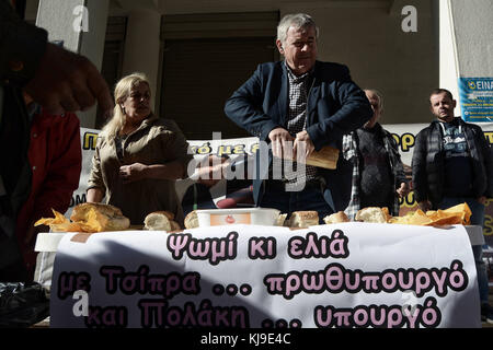 Athen, Griechenland. November 2017. Während der Demonstration außerhalb des Gesundheitsministeriums wurden Menschen beim Zubereiten von Lebensmitteln für die Demonstranten gesehen. Hunderte Rentner protestieren gegen das neue Gesetz der Regierung, ihr Renteneinkommen auf dem Kotzia-Platz zu kürzen. Quelle: Giorgos Zachos/SOPA/ZUMA Wire/Alamy Live News Stockfoto