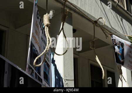 Athen, Griechenland. November 2017. Seilschlaufen, die während des Protestes außerhalb des Gesundheitsministeriums gesehen wurden. Hunderte Rentner protestieren gegen das neue Gesetz der Regierung, ihr Renteneinkommen auf dem Kotzia-Platz zu kürzen. Quelle: Giorgos Zachos/SOPA/ZUMA Wire/Alamy Live News Stockfoto