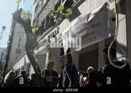 Athen, Griechenland. November 2017. Menschen, die außerhalb des Gesundheitsministeriums protestierten. Hunderte Rentner protestieren gegen das neue Gesetz der Regierung, ihr Renteneinkommen auf dem Kotzia-Platz zu kürzen. Quelle: Giorgos Zachos/SOPA/ZUMA Wire/Alamy Live News Stockfoto