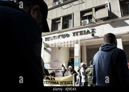 Athen, Griechenland. November 2017. Menschen, die außerhalb des Gesundheitsministeriums protestierten. Hunderte Rentner protestieren gegen das neue Gesetz der Regierung, ihr Renteneinkommen auf dem Kotzia-Platz zu kürzen. Quelle: Giorgos Zachos/SOPA/ZUMA Wire/Alamy Live News Stockfoto