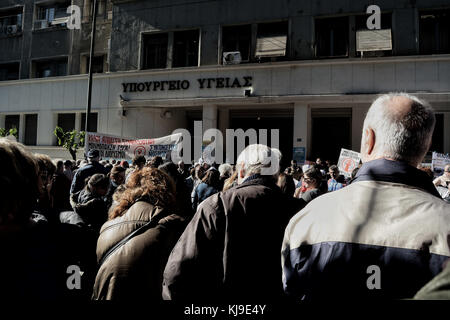 Athen, Griechenland. 23 Nov, 2017. Menschen gesehen außerhalb des Ministeriums für Gesundheit protestieren. Hundert Rentner Rentner protestieren gegen das neue Gesetz, die von der Regierung ihre Altersvorsorge Gehalt am Kotzia-platz zu schneiden. Credit: giorgos Zachos/Sopa/zuma Draht/alamy leben Nachrichten Stockfoto